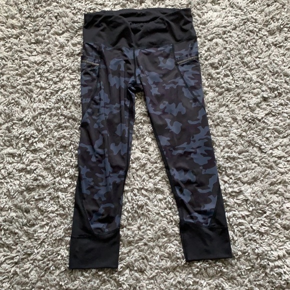 💜5/25 Cropped camo leggings - Picture 1 of 4